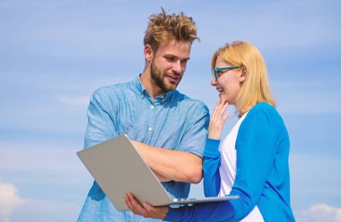 İstemci ve Tasarımcısı proje tartışıyor. Adam onun projesi istemciye açık sunulması. Internet kapsama kavramı. Online erişim. Mobil internet üzerinden her yerde dünyada çalışma imkanı verir
