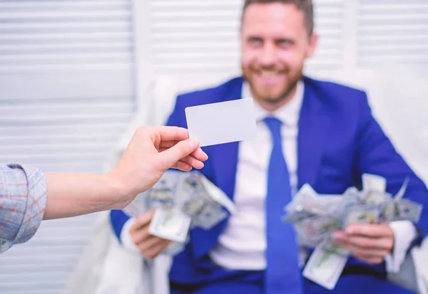 Usmíval se podnikatel s balíkem amerického dolaru hotovosti v kanceláři. Platba kartou. Koncept podnikání, lidé, úspěch a štěstí. — Stock fotografie