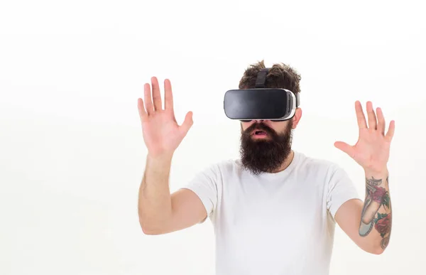 Portré egy meghökkent fickó segítségével egy virtuális valóság headset elszigetelt fehér háttér. Egy személy virtuális szemüveg legyek a térben. VR valóság. — Stock Fotó