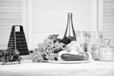 Lezzetli yemek keyfi. Vejetaryen kavramı. Taze yaz sebze salatası. Hazırlık ve mutfak konsepti. taze ve sağlıklı. Mutfak tarifi. Diyet ve organik gıda. Sağlıklı yemek