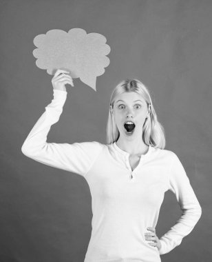 Konuşma balonu olan kız. Düşünceleri şaşırttı çok güzel kadın. Karar ve çözüm. Sorunu çözmek. Onun aklında ne olduğunu. Karar verin. İpucu ve kavram ima. Karar ve düşünceler kopya alanı