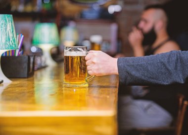 Kupa ile lezzetli bira dolu çubuk. Cuma Eğlence geleneği. Bira pub konsepti. Hafta sonu bir yaşam tarzı. Bira bardağı bar sayaç üzerinde arka plan defocused. Taze bira fıçı bira ile köpük ile cam
