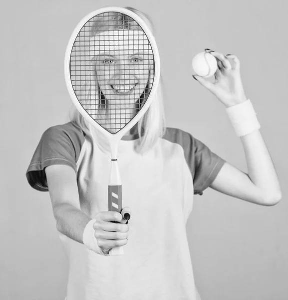 Tennis sport og underholdning. Aktiv fritid og hobby. Pige passer slank blondine spille tennis. Sport for at opretholde sundhed. Aktiv livsstil. Kvinden holder tennisketsjer i hånden. Tennis klub koncept - Stock-foto