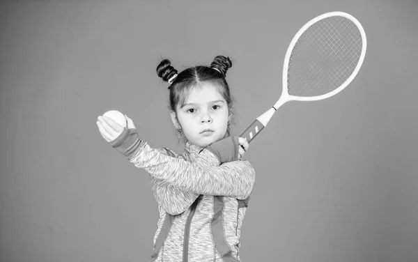 Aktive Spiele. Sportliche Erziehung. kleine cutie mag tennis. Sportartikelgeschäft. Tennis spielen zum Spaß. kleine baby sportlich kostüm spielen tennis-spiel. Mädchen niedlich kind double bun frisur tennisspieler — Stockfoto
