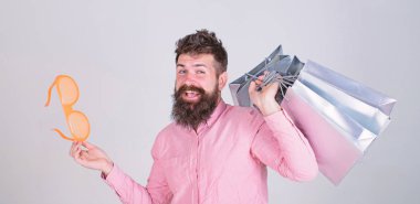 Aptalca şeyler para ile yapmak. Nasıl ihtiyacın yok şeyler almayı durdurmak için. Alışveriş ile takıntılı. Bağımlısı tüketici kavramı. Adam kaygısız tutun alışveriş torbaları sakallı. Aptal para harcıyorsun alışveriş