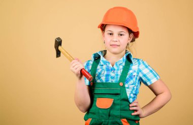Geleceğin mesleği. Kurucu mühendis mimar. Çocuk yapımcısı kız. Geleceği kendin yap. Girişimi çocuk kız sert şapka kask Oluşturucu işçisi. Kendinizi iyileştirmek için araçlar. Çocuk Bakımı geliştirme