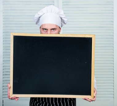 Bugün için menü. Pişirme çanak için liste malzemeleri. Pişirme ipuçlarını kontrol edin. İpuçları profesyonel gibi pişirmek için. Adam şef şapka apron tahta kopya alanı tutun. Tarif konsepti. Adım lezzetli yemek adım yemek