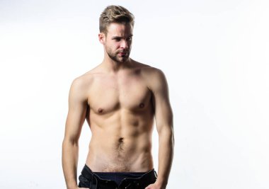Güçlü kal. Altı paket seksi adam çıplak gövde ile. Erkek moda ve güzellik. Fitness diyeti. Arzu ve günaha. Atlet adam, saç bakımı. Spor egzersiz sonra kas eğitmen. Seksi kaslı Macho