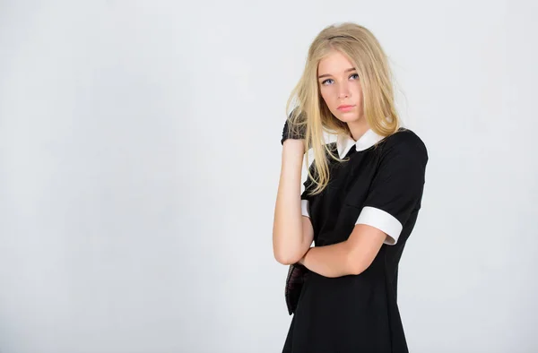 빈티지 패션 컨셉. 소녀 금발 우아한 검은 드레스를 착용 하십시오. 공식적인 유니폼 엘리트 학교 대학 또는 하 녀. 빈티지 모델입니다. 단순함의 우아함. 세련 된 유니폼. 빈티지와 복고 스타일 — 스톡 사진
