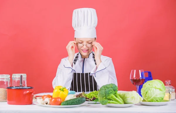 Kvinna kock Matlagning hälsosam mat. Färska grönsaker ingredienser för matlagning måltid. Matlagningsskolan koncept. Kvinna i förkläde vet allt om kulinariska konsten. Kulinariska utbildning. Kulinarisk expert — Stockfoto