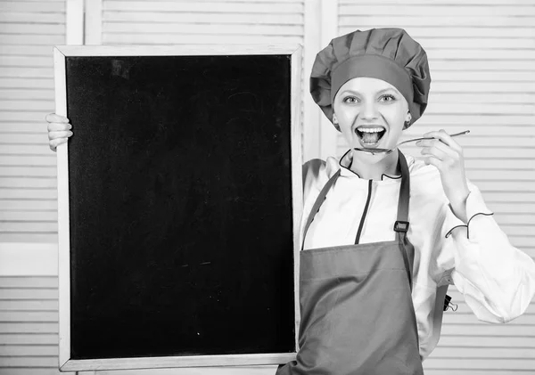 요리 전문가 교육. 수석 요리사 교육 마스터 클래스입니다. 마스터 쿡 요리 교실에서 주는입니다. 귀여운 여자 빈 칠판에 숟가락을 들고입니다. 요리 학교, 복사 공간에서 요리 교육 — 스톡 사진