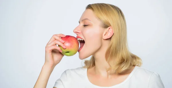 Хорошие яблочные пироги значительная часть домашнего счастья. Женщина держит яблоки. Пеку яблочный пирог. Вкусные рецепты. Свежая и сочная закуска. Девочка живет здоровой жизнью. Яблочные органические фрукты. Ешь здоровую — стоковое фото