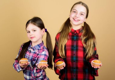 Diyet sağlıklı beslenme ve kalori. Nefis Muffins. Kızlar Sevimli çocuklar kekler veya Cupcake yiyor. Tatlı tatlısı. Mutfak tarifi. Lezzetli atıştırmalık. Pişirme becerisi. Kız kardeşler pişmiş Muffins tutar. Ev yapımı gıda