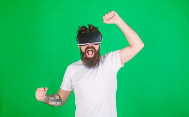 Hipster yüz eller güçlü iken yetiştirme bağırarak üzerinde etkileşim içinde sanal gerçeklik. Adam kafa monte ekran ile etkileşim Vr. güç kavramı. Vr gözlük, yeşil arka planda sakallı
