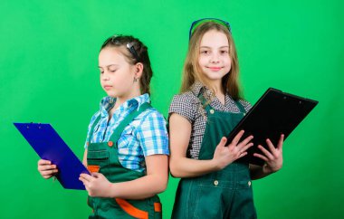 Kurucu mühendis mimar. Plan klasörü olan çocuk işçisi. Güvenlik uzmanı. Geleceğin mesleği. Foreman müfettişi. Onarım. Çocuk Bakımı geliştirme. atölyeden küçük kız tamiri. Sanırım bunu düzeltebilirim.