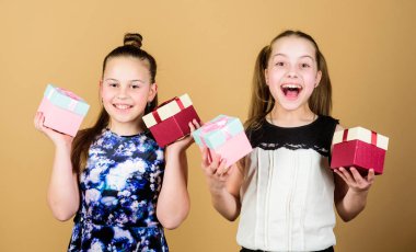 Birlikte harika vakit geçiriyoruz. Boks günü. Noel alışverişi. Doğum günün kutlu olsun. Tatil kutlaması. Şu anda kutu olan küçük kızlar. Sürpriz. Aile Kardeşliği. Çocuk. Hediye ile küçük kız kardeşler