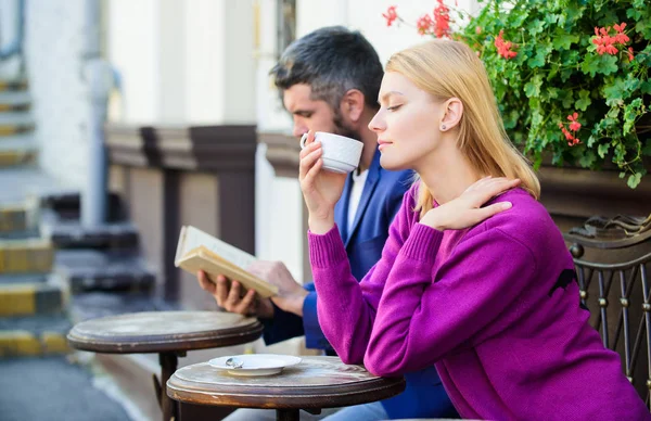 Întâlnirea cu oamenii prima întâlnire. Două terase beau cafea. Casual întâlni cunoștință loc public. Aplicații mod normal de a se întâlni și de a se conecta cu alte persoane singure. Străinii se întâlnesc devin cunoscuți — Fotografie, imagine de stoc