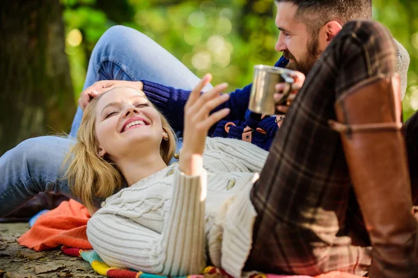 陽気なカップル。愛のカップルは、お茶やコーヒーと秋の森でリラックス。キャンプやハイキング。幸せな女性とひげの男は温めたワインを飲む。愛の日とロマンス。家族のピクニック。バレンタインデー — ストック写真