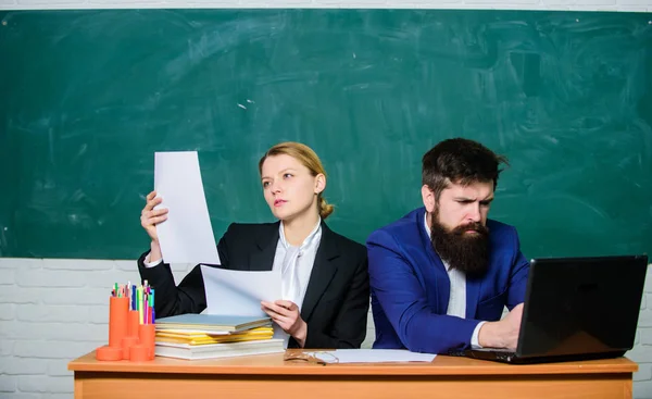 Berufswahl. Lehrer und Schüler bei der Prüfung. seriöser Geschäftsmann und Sekretär. Papierarbeit. Büroleben. zurück zur Schule. formale Bildung. Geschäftsleute nutzen Laptop und Dokumente. gute Nachrichten — Stockfoto