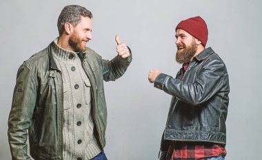 Erkek arkadaşlık kavramı. Acımasız sakallı erkek deri ceket giymek. Gerçek erkekler ve kardeşlik. Arkadaş memnun birbirimizi görmek. Dostluk ilişkileri. Dostluk vahşi adamlardan. Gerçek dostluk olgun arkadaşlar