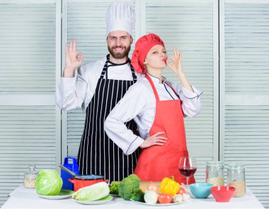 Mutfakta takım çalışması. Birkaç yemek yemeği. Kadın ve sakallı adam mutfak ortakları. Lezzetli bir aile yemeği. Çiftler birlikte pişirme nedenleri. Eşiniz ile yemek ilişkileri güçlendirebilir