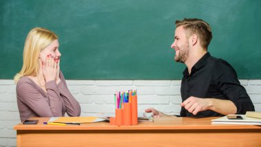 Sorunları her yerde. Lise eğitimi. Öğretmen ve okul ustası masada oturuyor. Yakışıklı adam ve seksi kadın okula geri döndü. Üniversite veya üniversite öğrencileri. Sınıfta okuyan çift