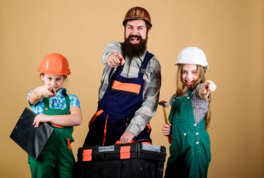 İnşaat işçisi asistanı. Üretici veya marangoz. Üniformalı tamirci. Foreman. Aile takım çalışması. Onarım. Baba ve kız atölyede. Küçük kızlarla sakallı adam. Her ayrıntı önemlidir