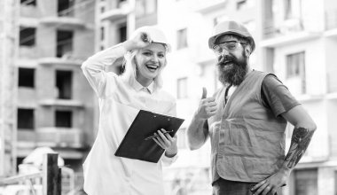 Uzman ve Oluşturucu İnşaat malzemeleri tedarik hakkında iletişim kurmak. İnşaat malzemeleri satın alma. İnşaat sektöründe. Başarılı bir anlaşma kavramı. Foreman'ın inşaat malzemeleri tedarik kurulan