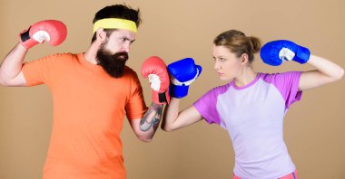 Delme, spor başarı. antrenör ile eğitim. nakavt ve enerji. boks eldiven birkaç eğitim. Spor. Mücadele. Mutlu kadın ve salonda sakallı adam egzersiz. boks çifti. boks egzersiz.