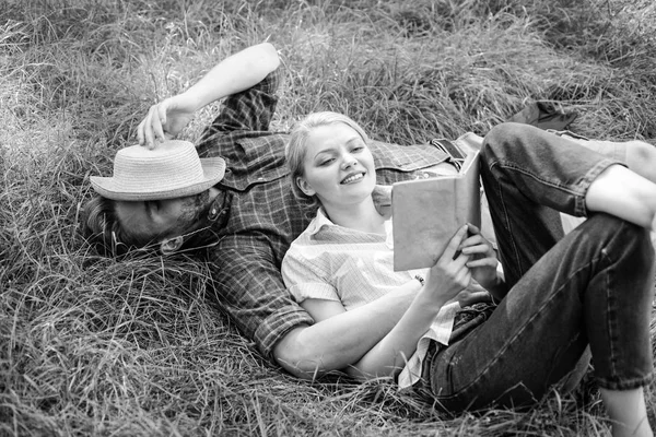 Casal romântico família desfrutar de lazer com poesia ou literatura grama fundo. Algumas almas gémeas num encontro romântico. Casal apaixonado passar o lazer lendo livro. Homem e menina deitado na grama relaxante — Fotografia de Stock