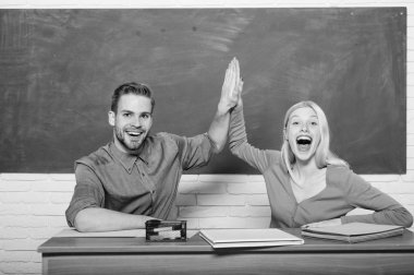 Okula dönüş. Erkek ve kadın sınıfta birkaç. Evde eğitim. Modern okul. Bilgi gün. Öğrenci hayatı. Ders ve yazı tahtası. Öğretmenler günü. Mutlu çift. Hikâyen