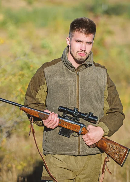 Vousatý vážné lovce trávit volný čas lovu. Muž brutální neoholený hajný přírodní pozadí. Povolení k lovu. Hunter držet pušku. Lov je brutální mužský koníček. Lov a odchyt roční období — Stock fotografie