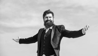 mutlu sakallı adam. Sakallı olgun mutlu hippi. Gelecekteki başarısı. Erkek resmi moda. Bıyıklı mutlu acımasız beyaz hippi. İş adamı gökyüzüne karşı. mutlu hissediyorum. Genç ve ücretsiz