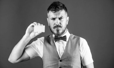 Sayar ilk izlenim. İş kartı tutan sakallı adam. Banka kartı ile iş adamı. Kredi kartı ile hippi. Kişi bilgilerinizi kopya alanı için boş oyun kağıdı