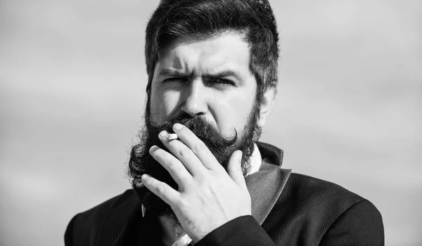 Pause cigarette. Succès futur. Mode masculine formelle. Homme d'affaires contre le ciel. brutal hipster caucasien avec moustache. Hipster mature avec barbe. Un barbu fumant de la cigarette. fumée — Photo