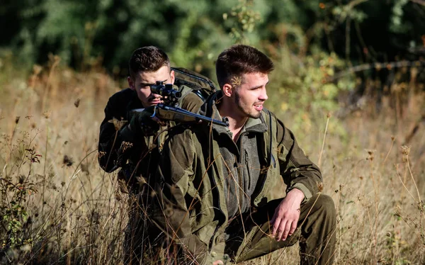 Trabajo en equipo y apoyo. Actividad para el concepto de los hombres reales. Cazadores con rifles en ambiente natural. Cazadores guardabosques en busca de animales o aves. Cazar con amigos. Cazadores amigos disfrutar del ocio — Foto de Stock