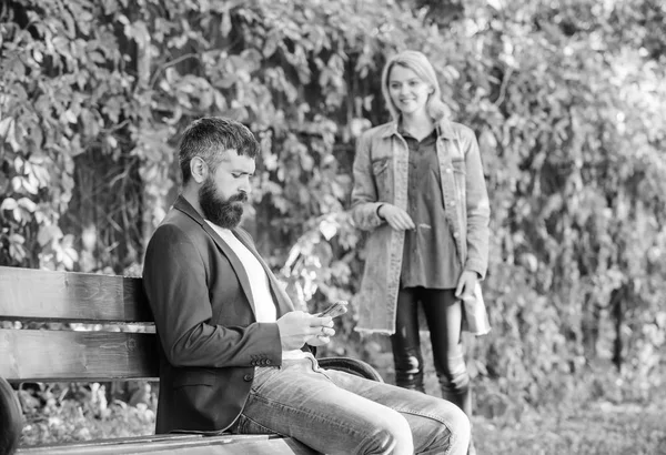 Park bästa platsen för romantisk promenad. Bra datum tips. Kärlek relationer romantiska känslor. Romantiska koncept. Par i kärlek romantisk dag promenad natur park bakgrund. Man bearded hipster vänta flickvän — Stockfoto