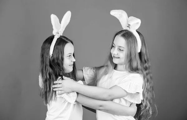 Osterfest gefeiert. Kleine Mädchen genießen die festliche Feier. Nette Schwester tanzt bei Familienfeier. Frohe Feiertagsfeier — Stockfoto