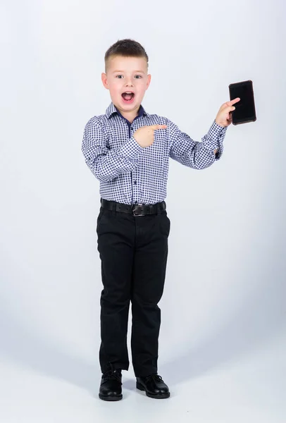 Aparato moderno. Pequeño hombre de negocios. La educación y el desarrollo. Pequeño niño ropa formal teléfono móvil. Lindo chico mantenga el teléfono inteligente. Tecnología móvil. Descarga la aplicación. Comunicación móvil —  Fotos de Stock