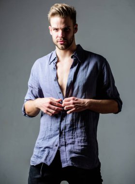 Sadece soyun. Atlet adam, saç bakımı. Spor sonrası kas eğitmeni. Çıplak gövdeli altı paket seksi adam. Seksi kaslı maço. Fitness diyeti. Arzu ve ayartma. Erkek moda ve güzellik