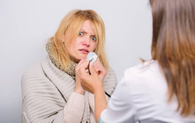 Soğuk belirtileri tanımak. Ev ziyaret Doktor hizmeti. Tıbbi muayene. Doktor ve hasta kavramı. Yetişkin ateş belirtileri. Tedavi ve ne zaman doktor aramak için. Doktor kadını muayene hasta kişi