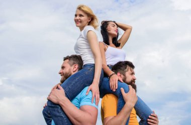 Yaz tatili ve eğlence. Çiftler çifte randevuda. Başka bir çifti daha katılmaya davet etmek. Çifte randevuda iki kez eğlenceli. Ailelerin dostluğu. Aşık çiftler eğleniyor. Erkekler omuzlarında kız arkadaş taşırlar.