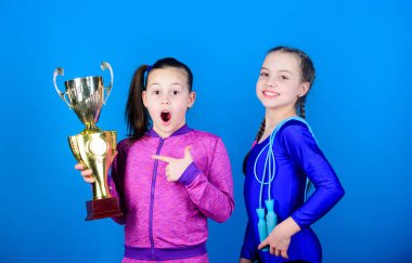 Hak ettiği ödül. Kızlar atletik çocuklar zaferi kutluyor. Altın Goblet ile atletik kızlar. Şampiyonluk kazanın. Ekibimiz ilk sırada. Çocuklar atletik çocuklar mutlu şampiyonları jimnasir. Spor başarısı
