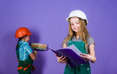 Çocuk bakımı gelişimi. Kendinizi geliştirmek için araçlar. Onarım. Gelecekteki mesleği. küçük kızlar atölyede birlikte tamir. İnşaat mühendisi mimar. Şapkalı çocuk işçi. çocuk gelişimi