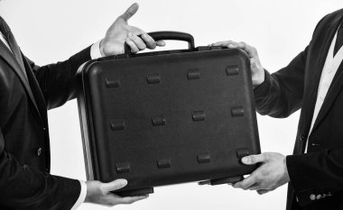 El değişimi için evrak çantası'nı vermek veya rüşvet teklif. İş transferi kavramı. Erkek el ele evrak çantası. İş ortaklarının ellerinde davanın devir teslim. Yasa dışı malların devir teslim. Yasadışı anlaşma devir teslim