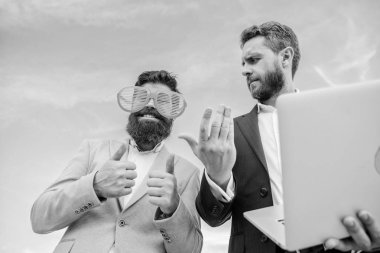 Olay yönetimi sanayi. Meslek kurallarına aykırı davranış. İşadamı ile laptop iş ortağı saçma gözlük ciddi komik görünüyor. Nasıl oyun Girişimcilik durdurmak ve ciddi bir iş olsun