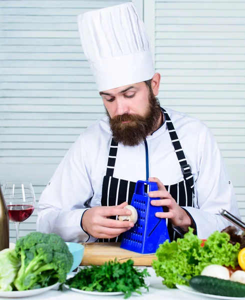 Food blogger. Chef-kok man in hoed. Geheime smaak recept. Dieet en biologisch voedsel, vitamine. Vegetarische. Volwassen chef-kok met baard. Gezond eten koken. Bearded Man koken in keuken, culinair — Stockfoto