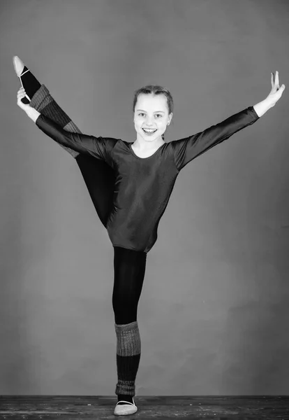 Flexibele gezond lichaam. Toekomstige ster van de ritmische gymnastiek. Ritmische gymnastiek sport combineert elementen ballet dans. Probeer moeilijk. Meisje kleine turnster sport leotard. Lichamelijke opvoeding en gymnastiek — Stockfoto