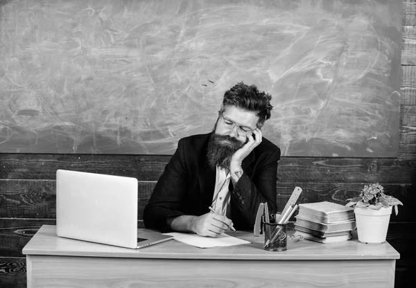 Alto nivel de fatiga. La vida del maestro agotador. Duerme en el trabajo. Los educadores trabajan más estresados que la gente promedio. Educador barbudo hombre mesa de dormir aula. Agotadora escuela de trabajo causa fatiga —  Fotos de Stock