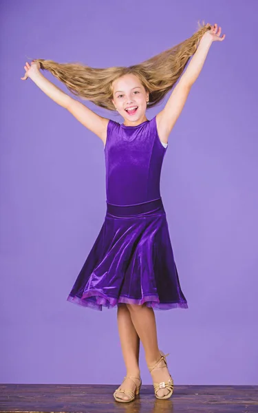 Cómo hacer peinado ordenado para el niño. Cosas que necesitas saber sobre el peinado de baile de salón. Peinados de baile latino de salón. Niña con vestido de pelo largo sobre fondo violeta. Peinado para bailarina —  Fotos de Stock